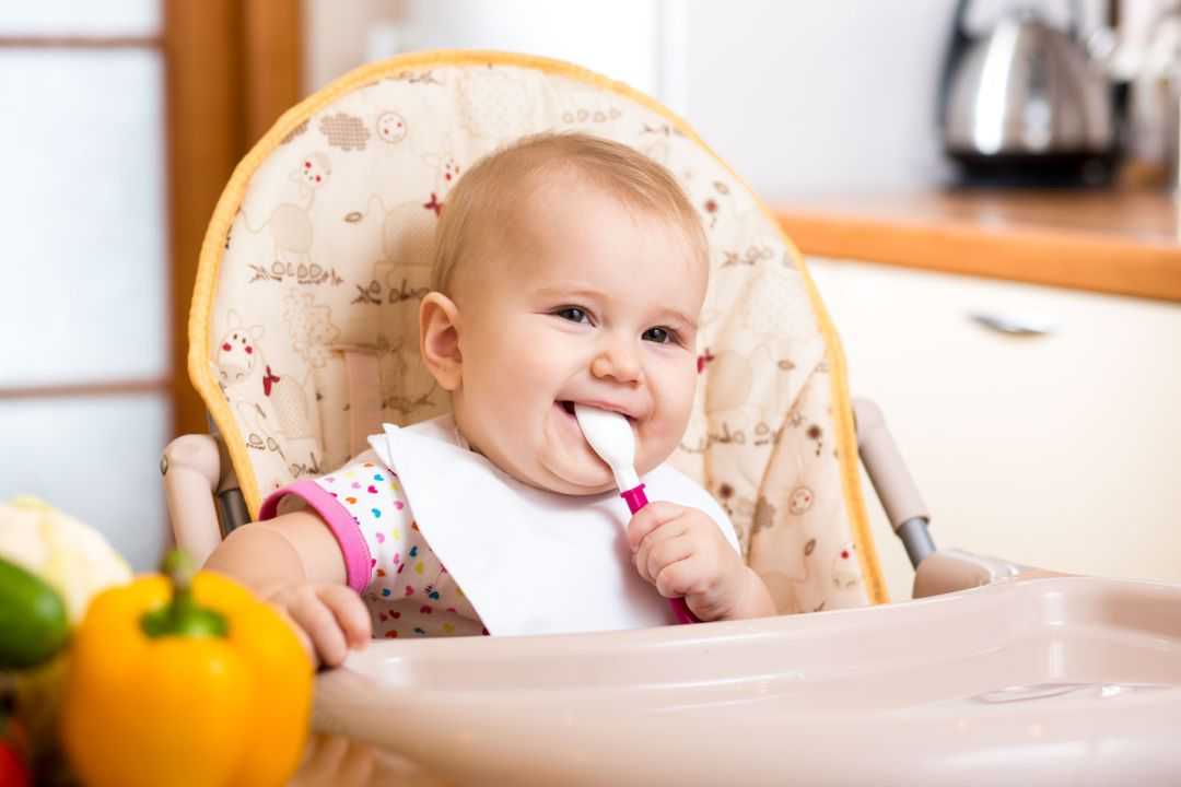 宝宝吃奶时脚不安稳地扭动是什么因？